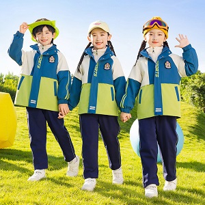 為什么學校會選擇沖鋒衣作為校服？