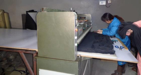 工作服定制生產(chǎn)流程-面料裁剪車間 工作服定制生產(chǎn)流程-面料裁剪車間